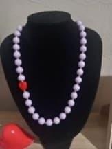 Collar Lila Con Pasador Corazon Rojo